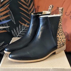 NEW Sseko Chelsea V Boot in Black & Fauna Print - Size 8